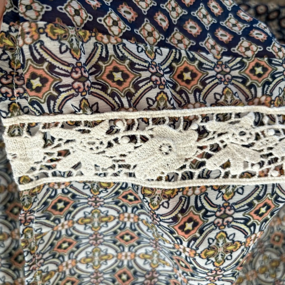 Elegant Blue Patterned Blouse - Picture 4 of 8